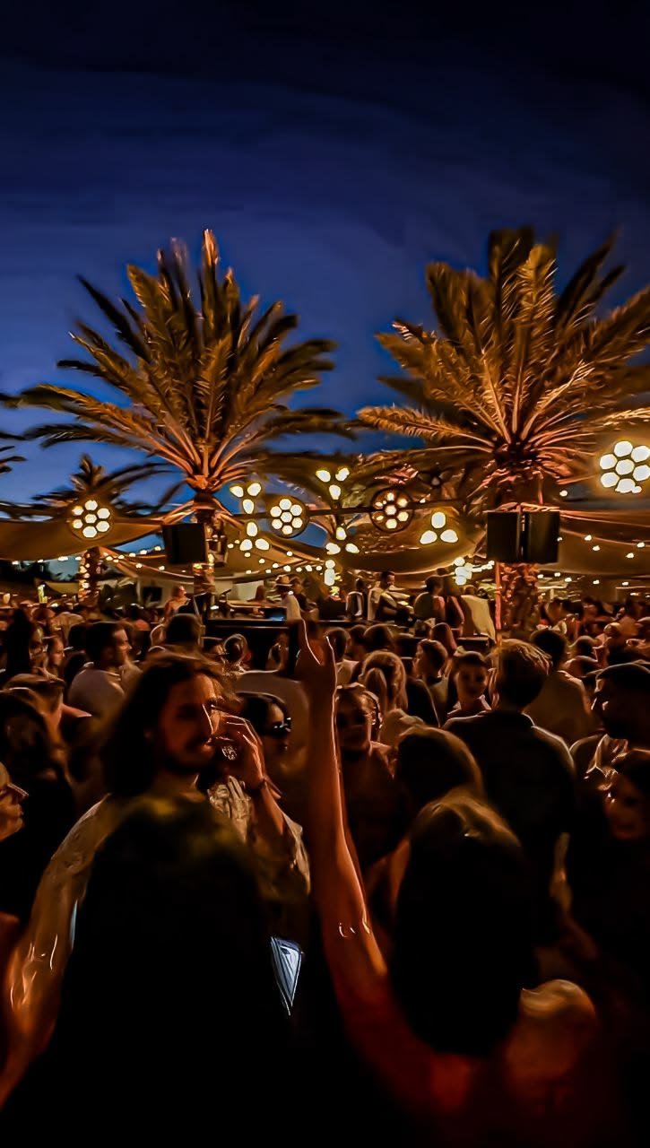 Groupe de personne dans un club nocturne