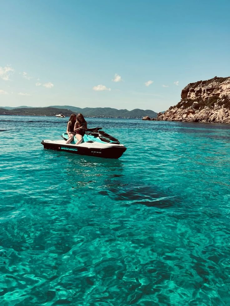 deux personnes sur un jet-ski