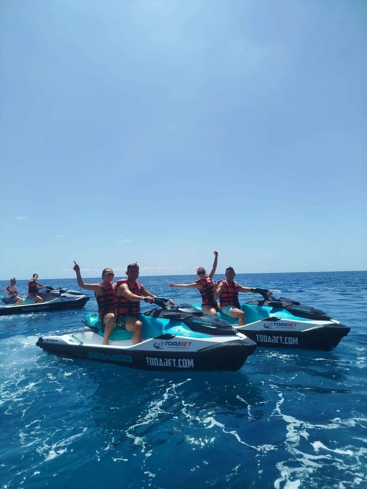 groupe de personne sur des jet-ski