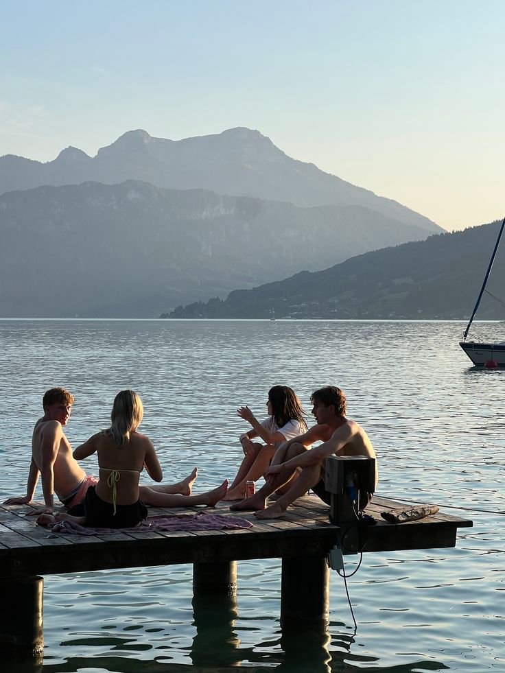 amis qui profite des montagnes et du lac d'Annecy