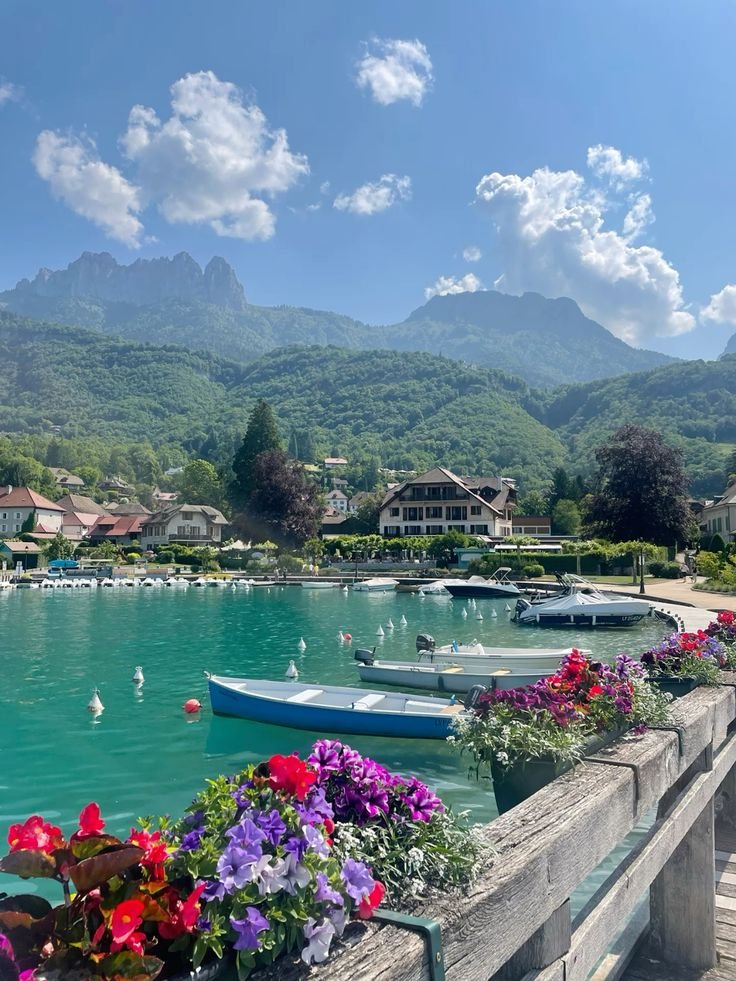 lac d'Annecy de jour avec vue dès montagne en arrière plan