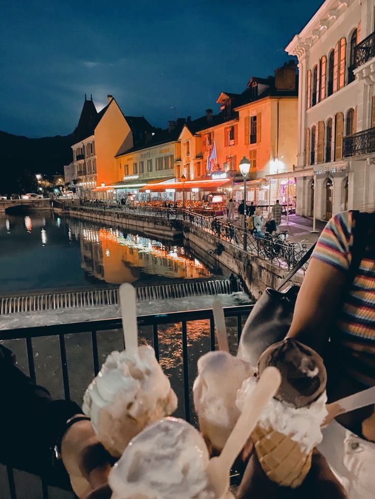 Petite glace a Annecy avec son groupe d'amies 