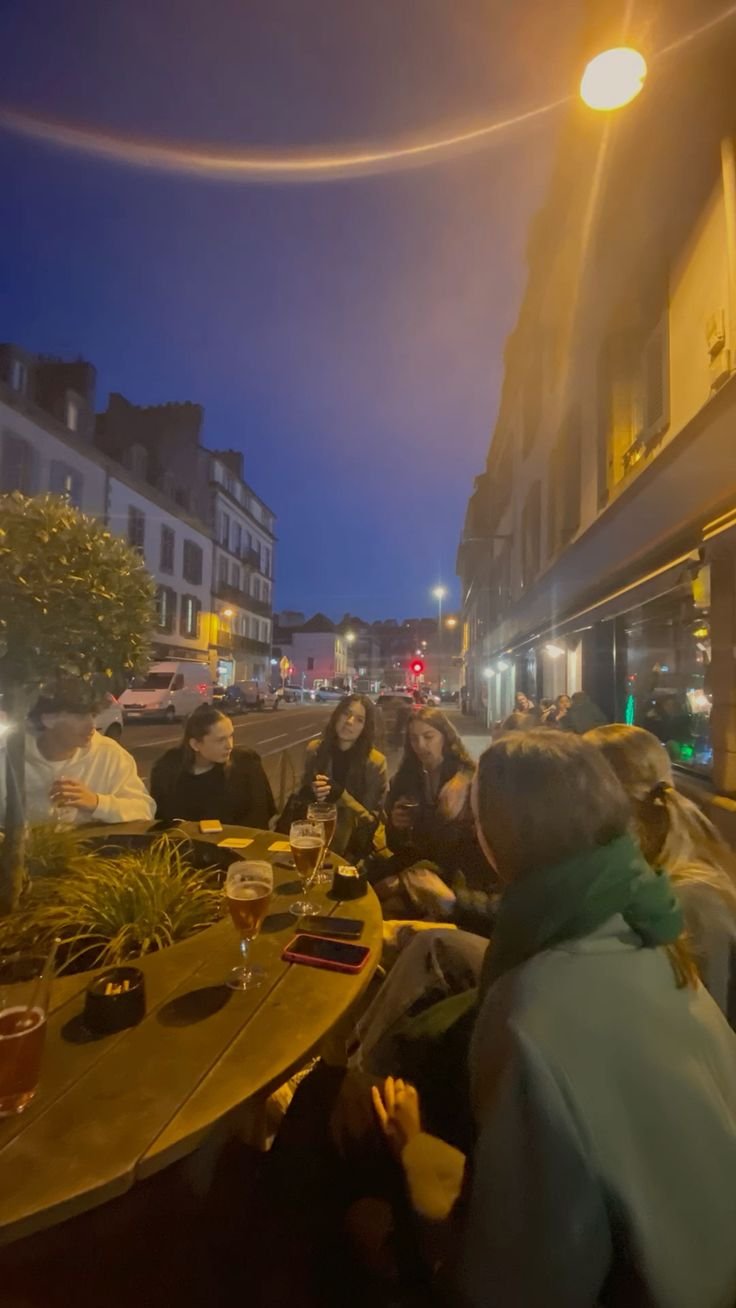 amis qui prennent l'apéro au coeur de Bordeaux