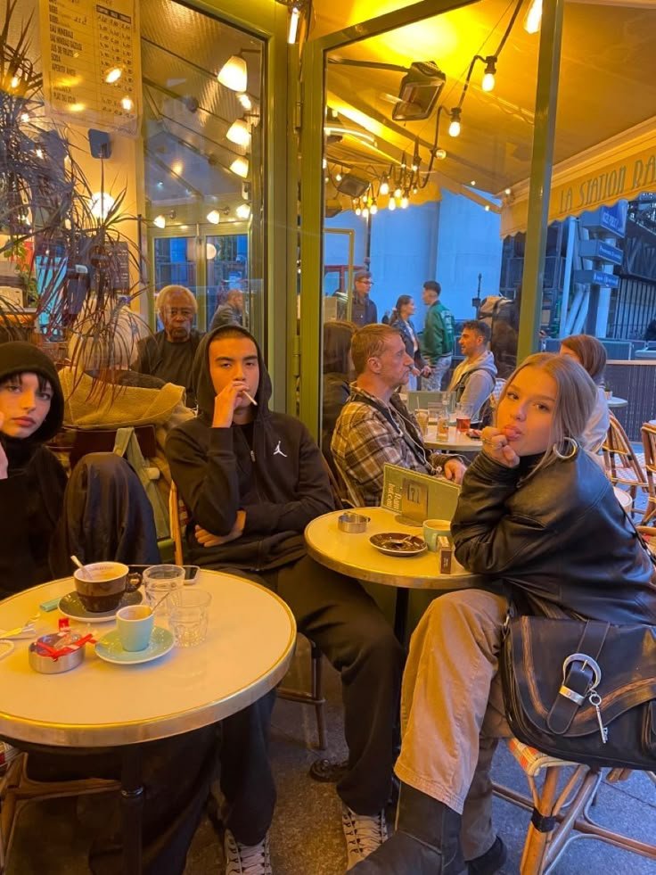 amis profitant d'un déjeune en centre ville de Paris