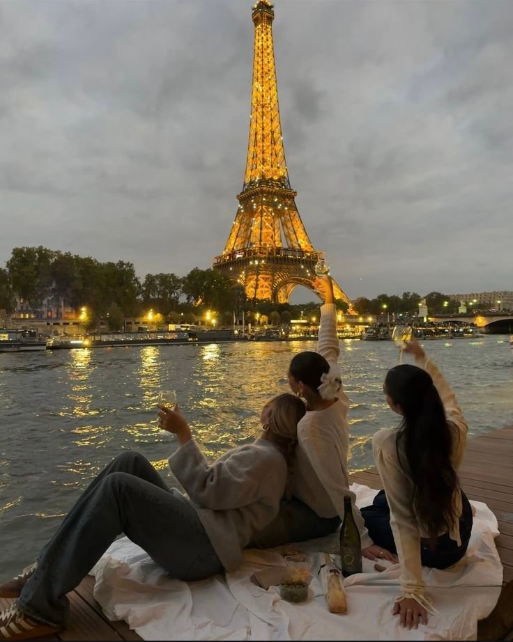 amis qui profite de la vue de la tour Eiffel