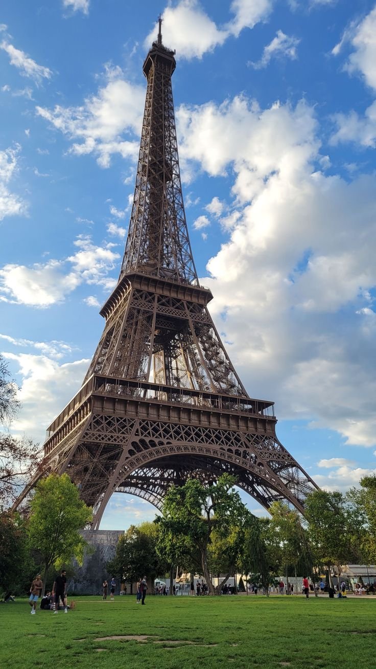vue en bas de la Tour Eiffel 