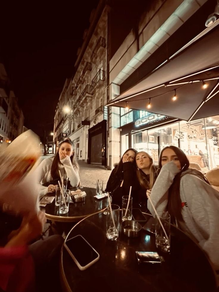 amis en terrasse à Bordeaux