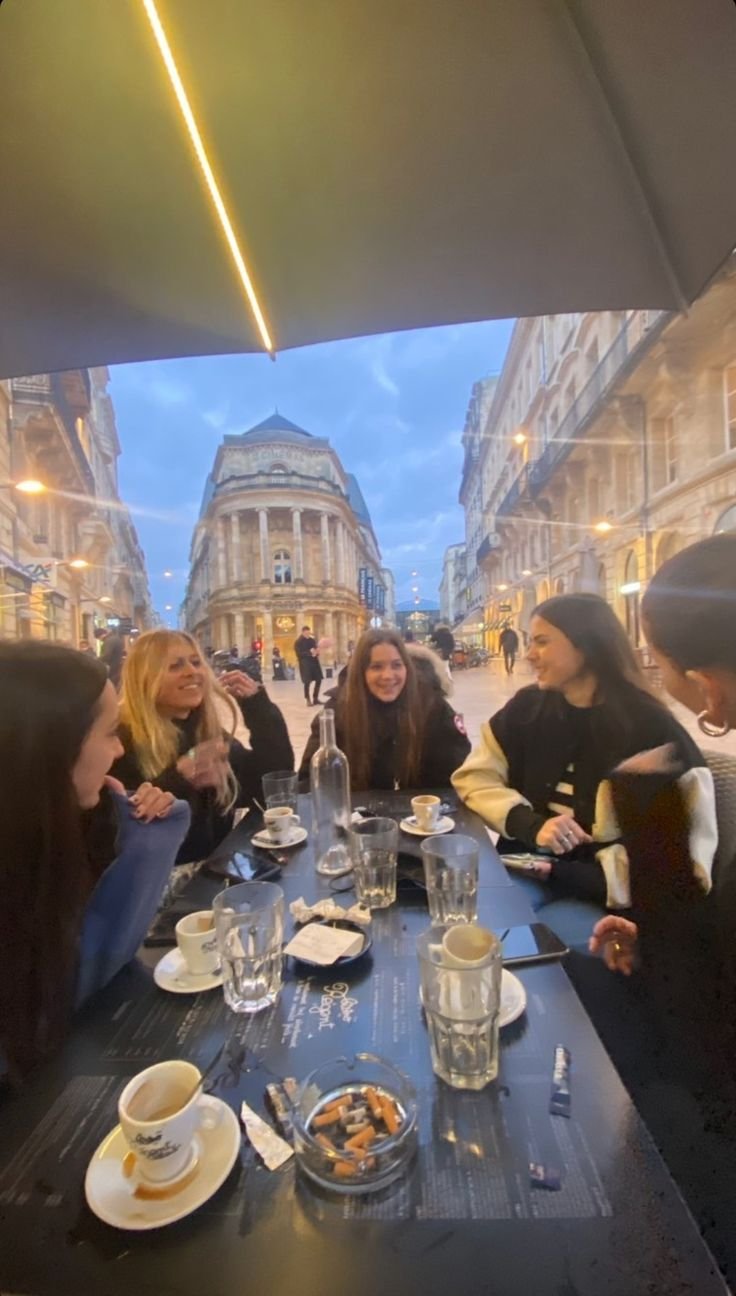 amis qui prennent une petit déjeune dans la ville de Paris