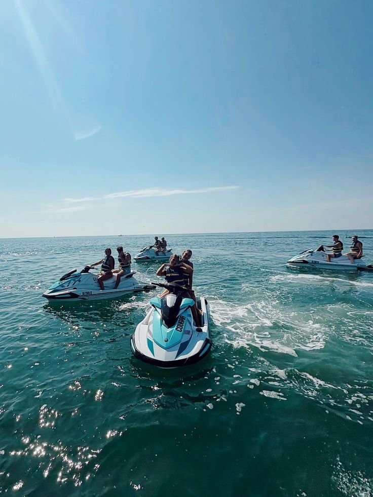 groupe d'amis en train de faire une activité jet-ski