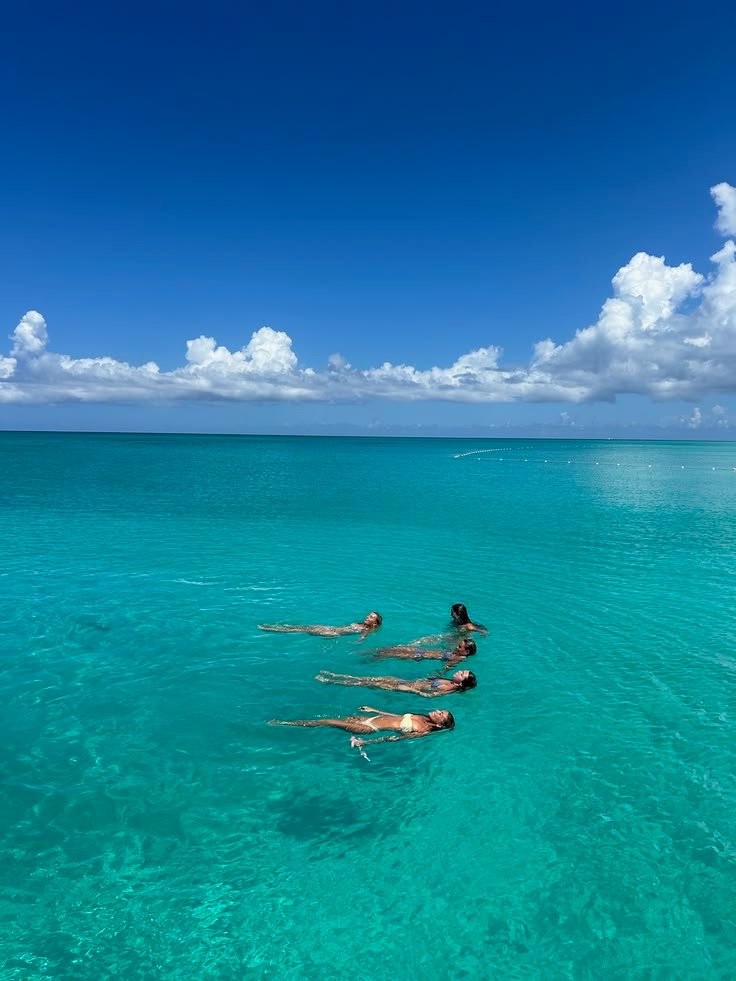 groupe de fille dans l'au qui s'amusent 