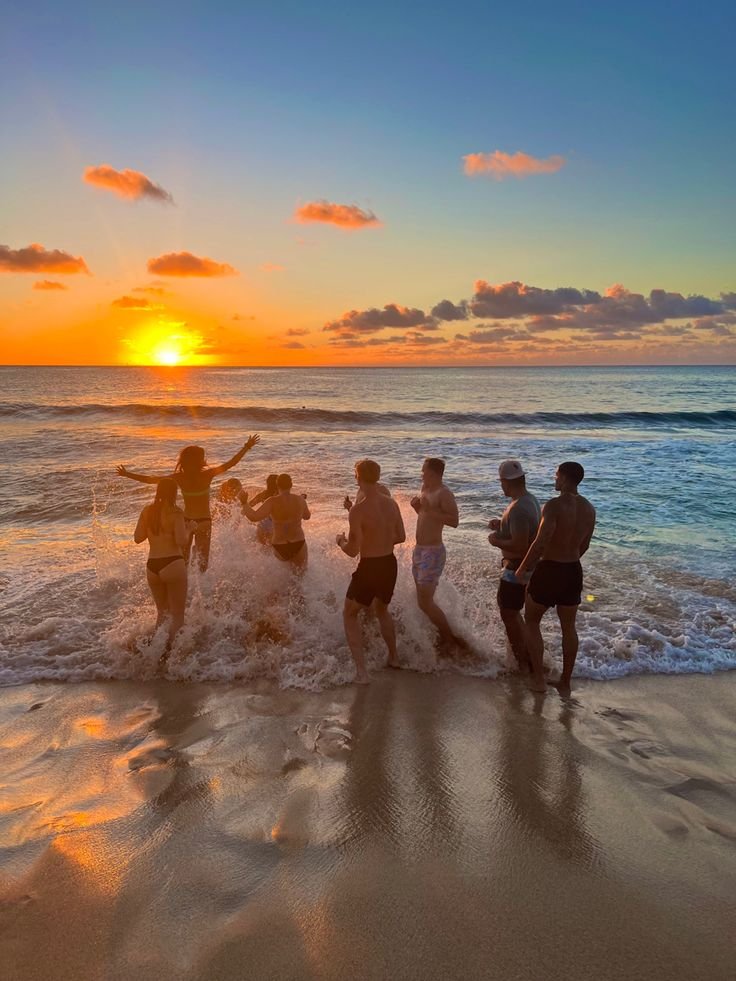 groupe d'amis qui vont dans l'eau pour se baigner