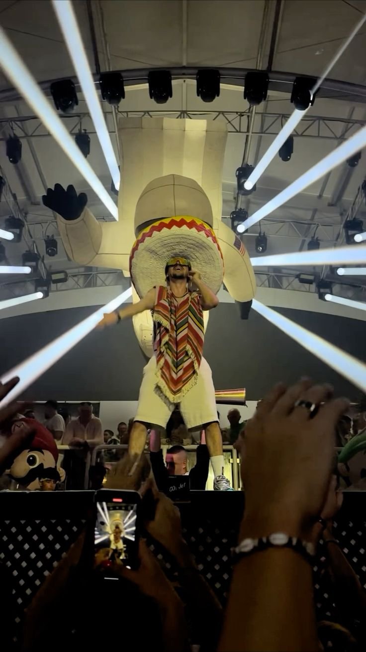 dj en boite de nuit qui s'amuse