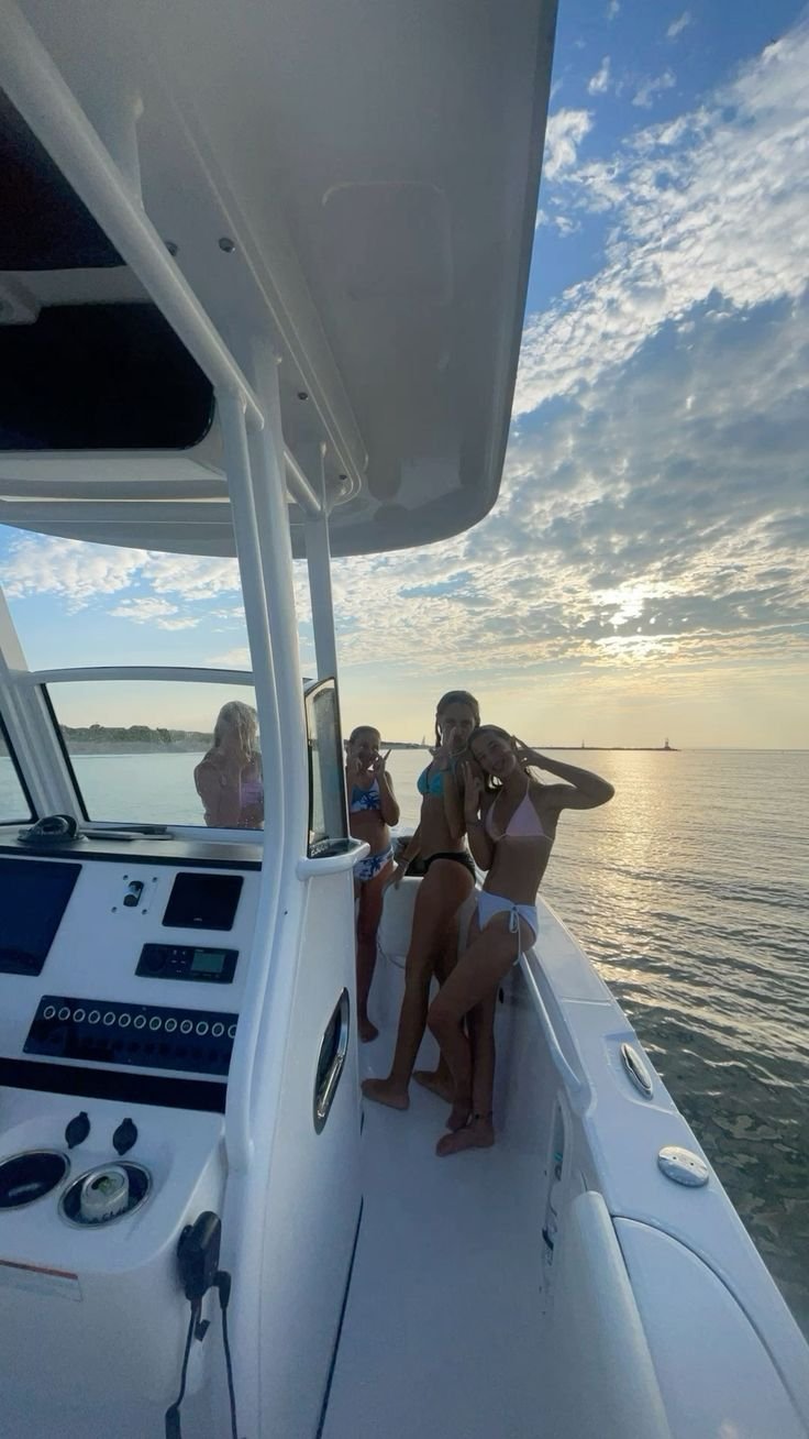 groupe de fille sur un bateau en fin de journée