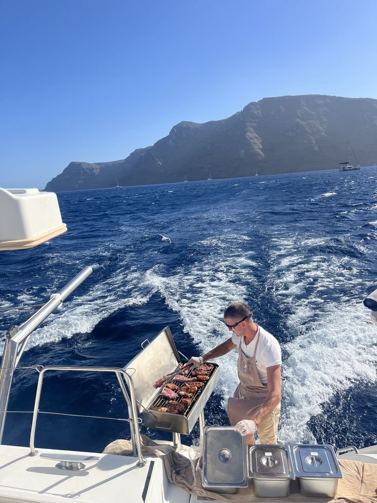 homme en train de faire un BBQ sur un bateau