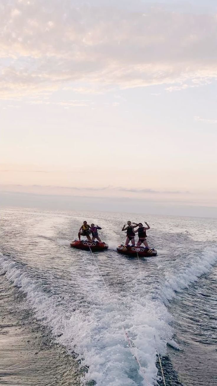 groupe d'amis en train de faire une activités nautiques sur la mer