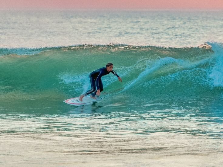 Surfer sur une vague dans l'ocean