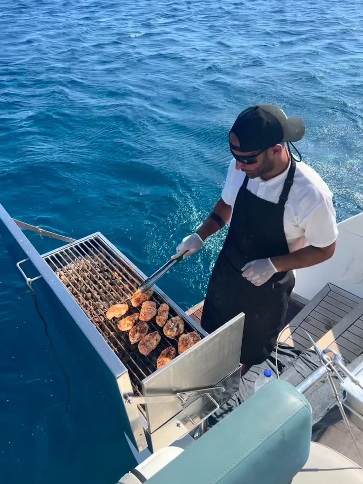 homme qui fait un BBQ