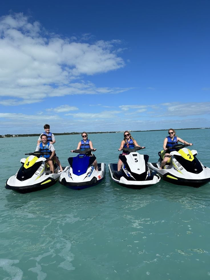 Groupe d'amis en jet-ski sur l'ocean