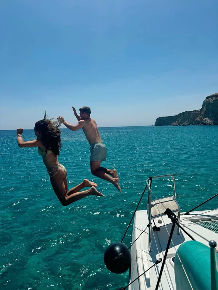 deux personnes qui sautent d'un bateau