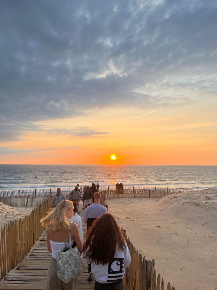 Groupe sur la plage en fin de journée à Hossegor 